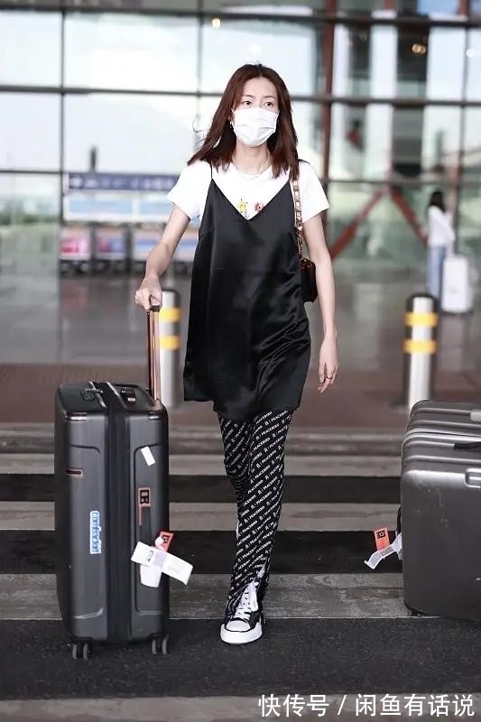 穿搭|刘雯瘦成“皮包骨”,吊带裙里面穿T恤还撑不满,看不到超模气场