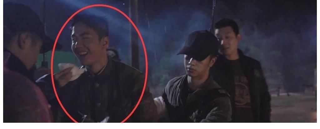 修车店接连收到冥币,看完监控才发现,修车人是已故女孩