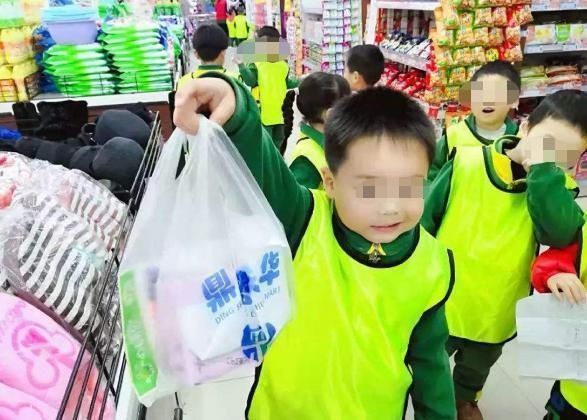 超市|1岁娃拽了颗葡萄,工作人员怒斥“这是偷吃”,妈妈高情商回应