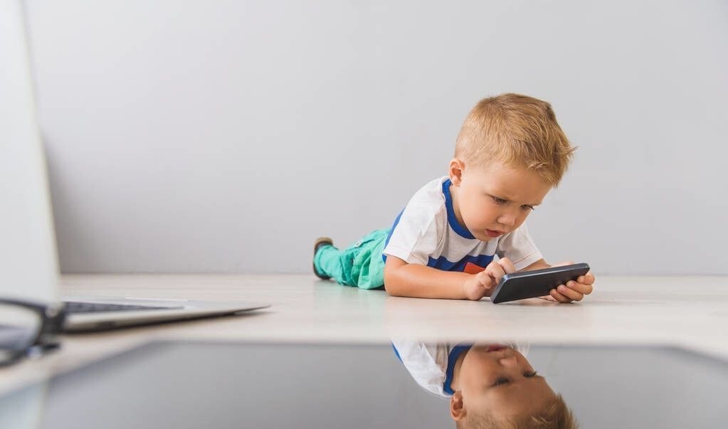 好奇心|不哭了,妈妈把手机还给你。到底该不该让孩子玩手机?答案来了