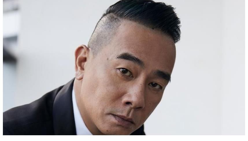 嗯哼看不惯陈小春吃饭坐姿,陈小春:我们穷人家,太子你回房吃去