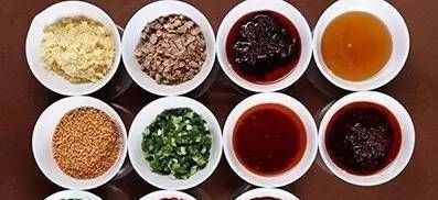 吃火锅时,这4种蘸料,店员不敢小看你,老板:定是个吃货