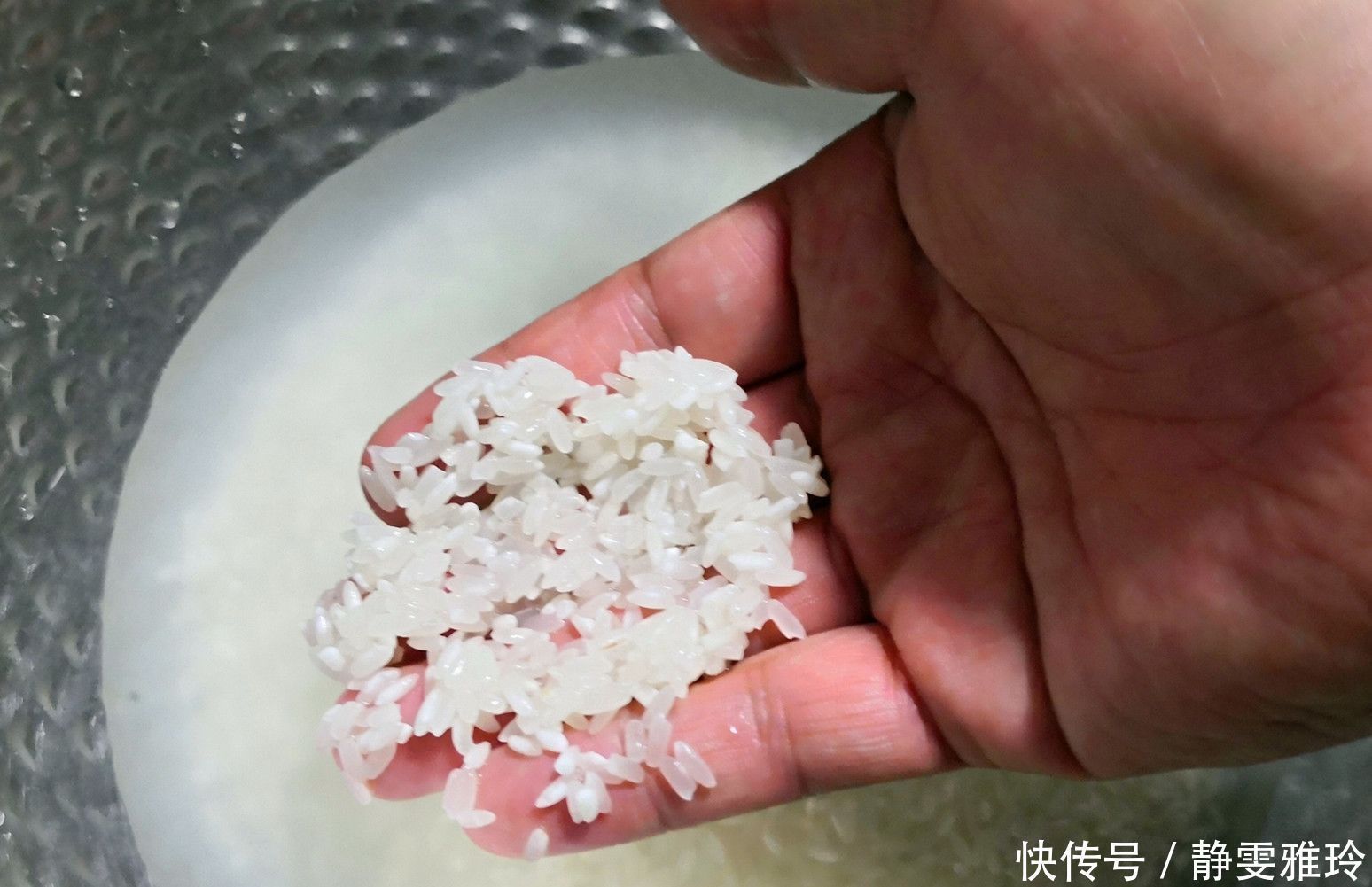 小本记|焖米饭时，不要放水就煮，多加2样东西，米饭粒粒分明，更香软