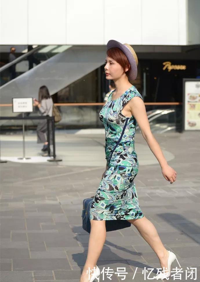 街拍时尚:高跟鞋时尚穿搭,展现出女性柔美的风姿