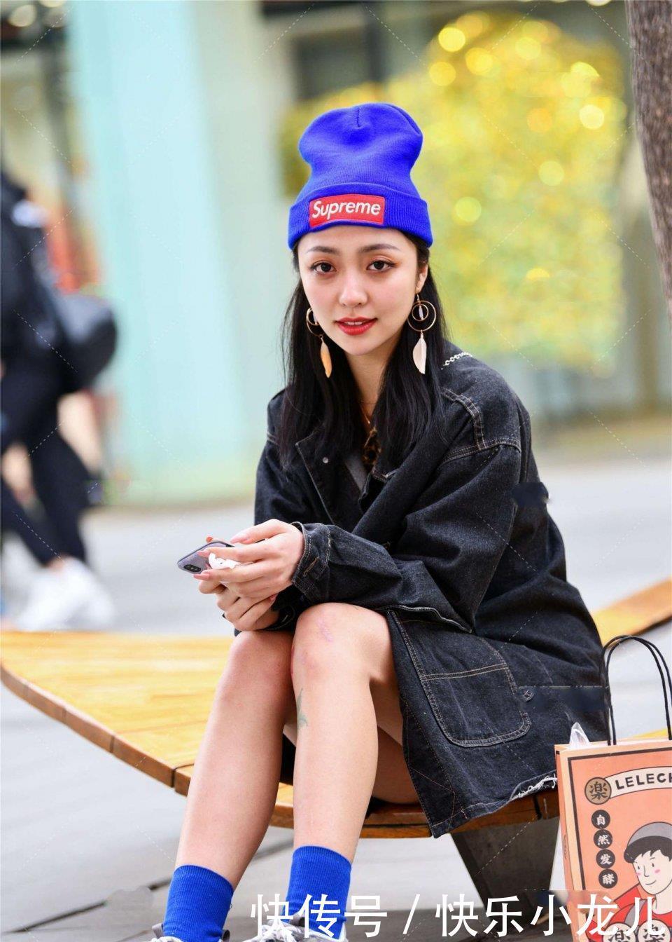 性感|小姐姐爱穿紧身裤，搭配露脐浅色短袖，尽显成熟女人味！