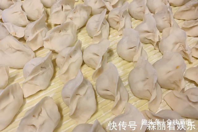 酸菜饺子好吃有诀窍,教你调馅的正确方法和用料,饺子不好吃才怪