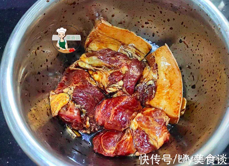 酱油|把猪肉放入酱油里腌一天一夜，比腊肉还香，过年一切一蒸就是大菜