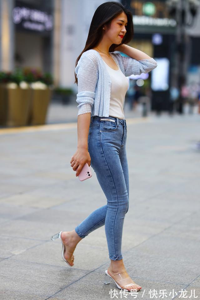 秋天 时尚百搭的牛仔裤配针织开衫,穿出了秋天的气息,简约美丽又清新
