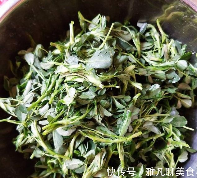 粉蒸苜蓿菜|缺钙就吃一菜,称为“补钙库”,美味可口,长高个,孩子吃脾胃好