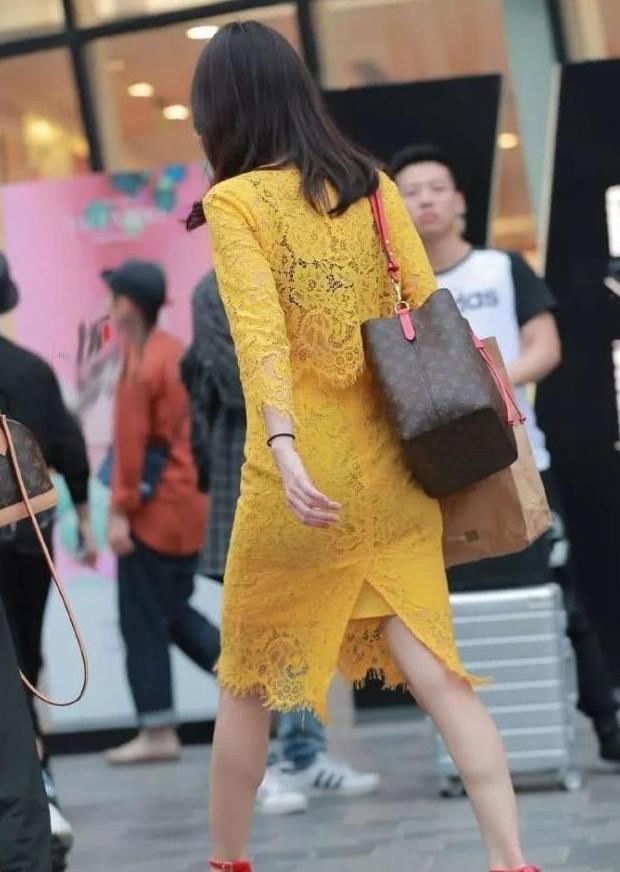 楚楚动人|街拍美女小姐姐身穿牛仔短裤更显修长俏丽,气质楚楚动人