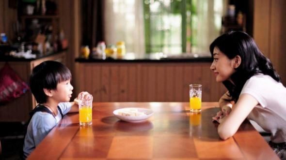 超市|1岁娃拽了颗葡萄,工作人员怒斥“这是偷吃”,妈妈高情商回应