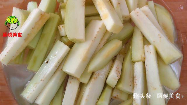 现在才知道，炒茄子不能先放油，大厨教你一招，出锅不发黑不吸油