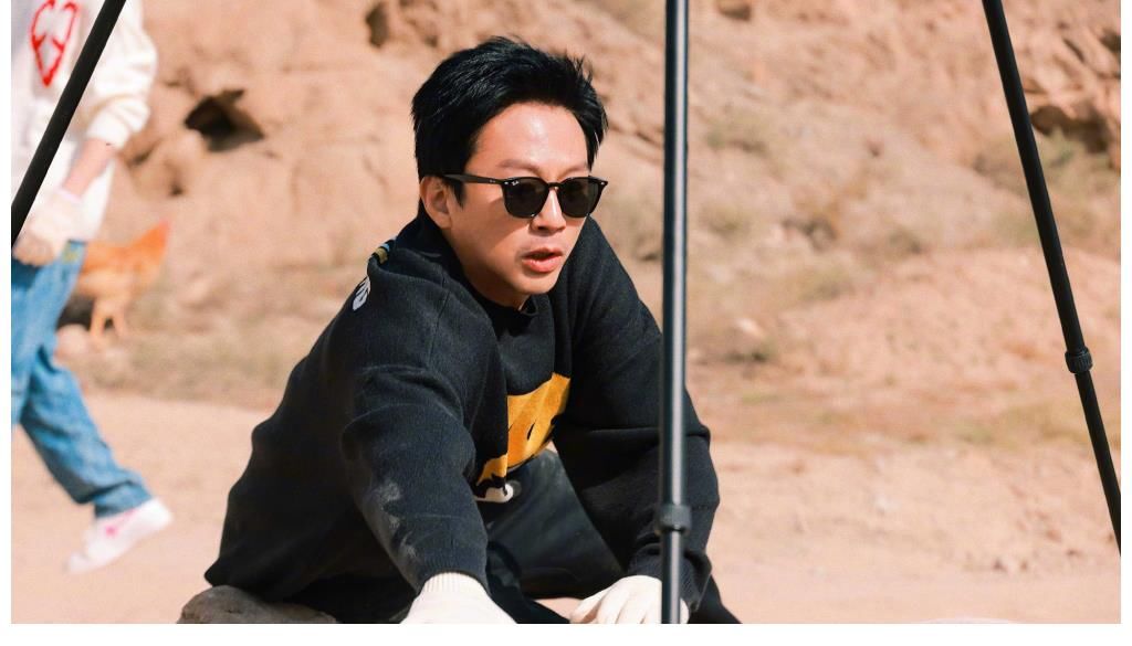 太搞笑！邓超在外录制综艺节目引热议，抓小动物摔到怀疑人生