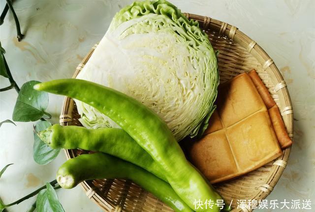 家常|夏季时令快手小炒,包菜新炒法,简单又好吃,家常做法开胃下饭