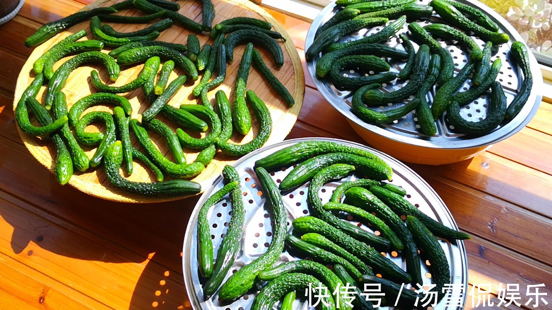 阳台上|腌黄瓜时,只会加盐就外行了,多加1味调料,又脆又绿格外香!