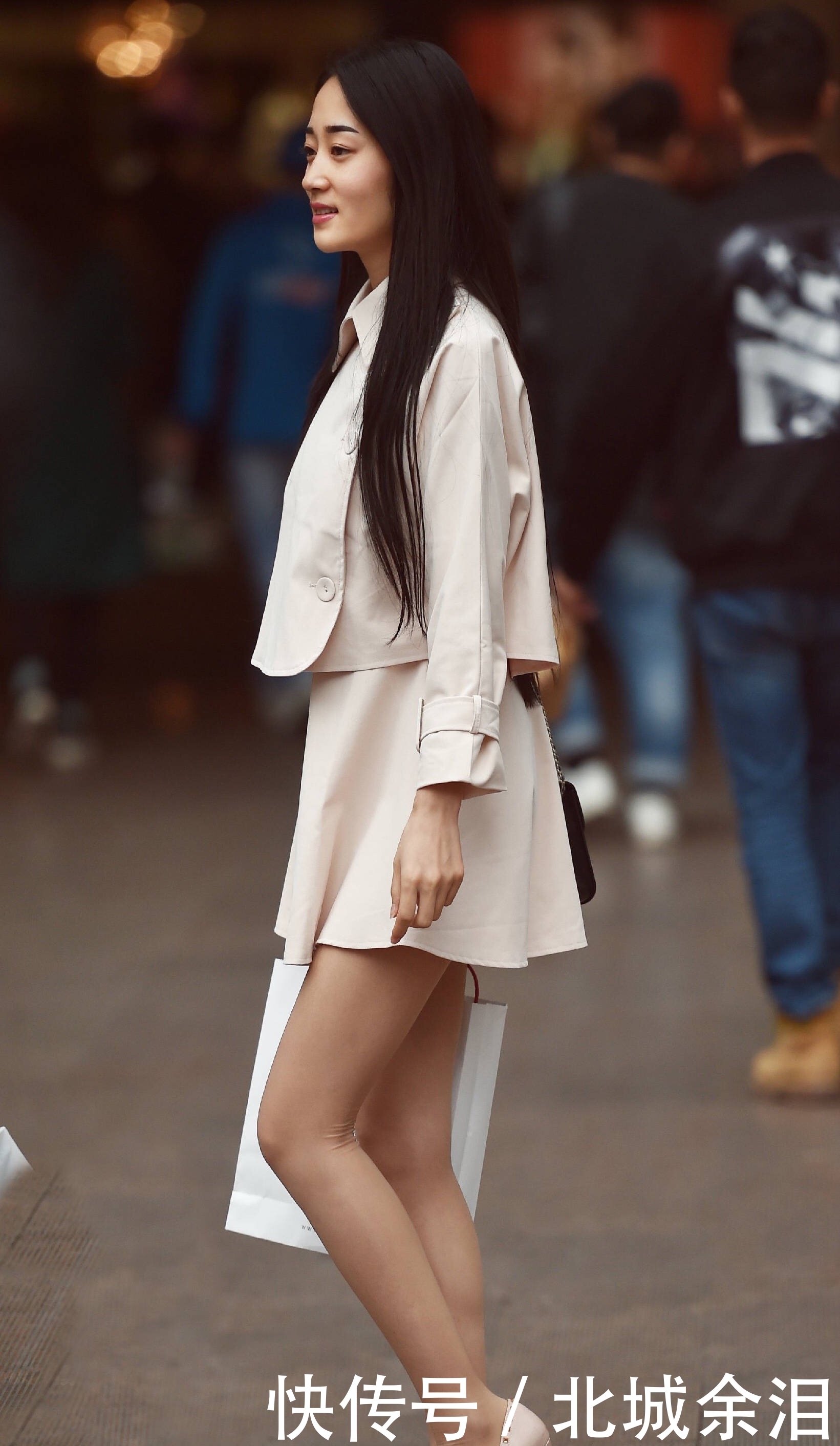 美女有了大长腿很稀奇,街拍中的穿搭尽显曼妙风姿