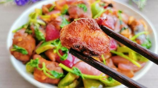 鱼肉这样做，下酒下饭都好香，鱼肉紧致入味，一条鱼还嫌不够吃