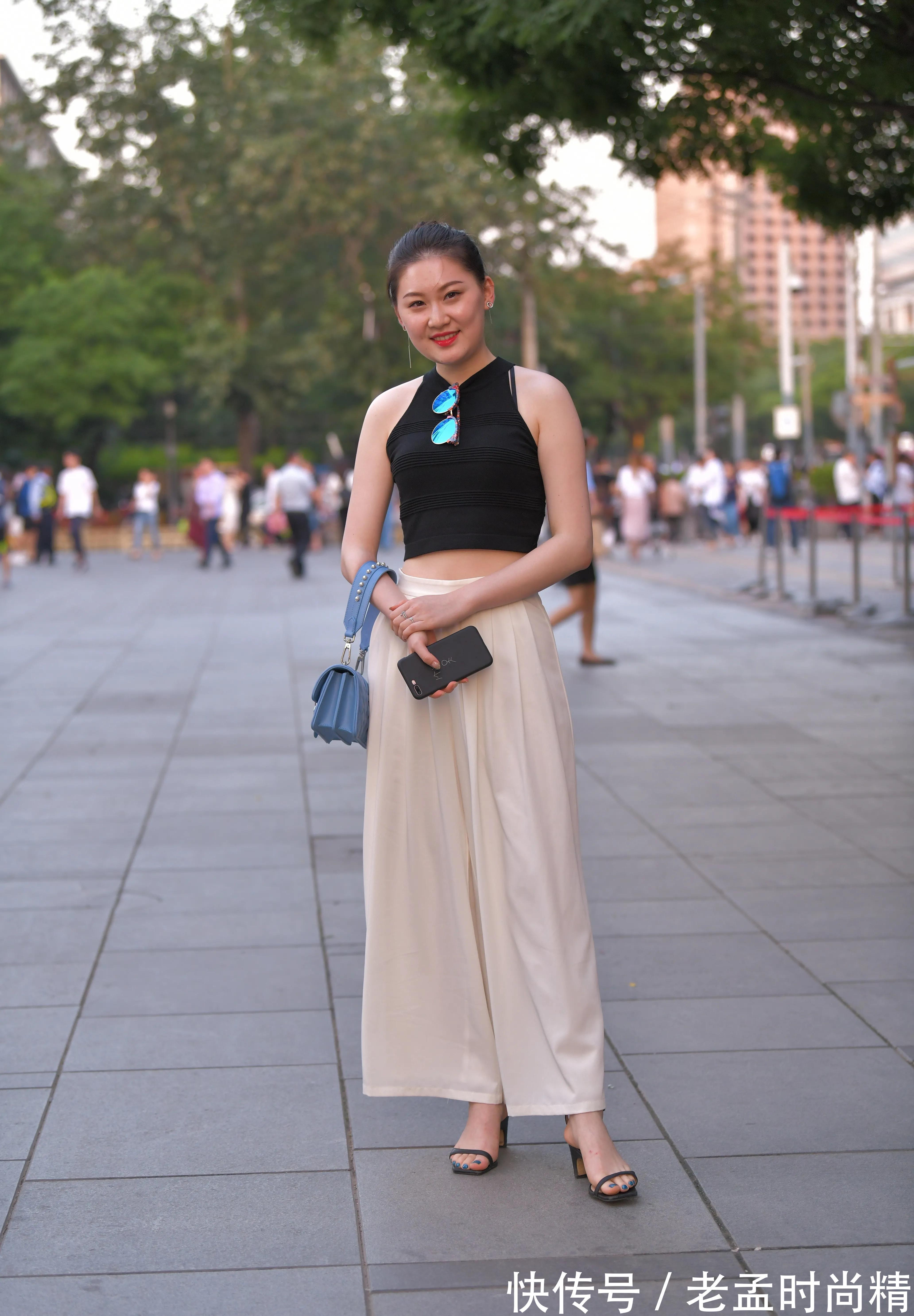 穿搭|街拍:漂亮小姐姐身姿风盈,阔腿裤显示出迷人优雅的气息