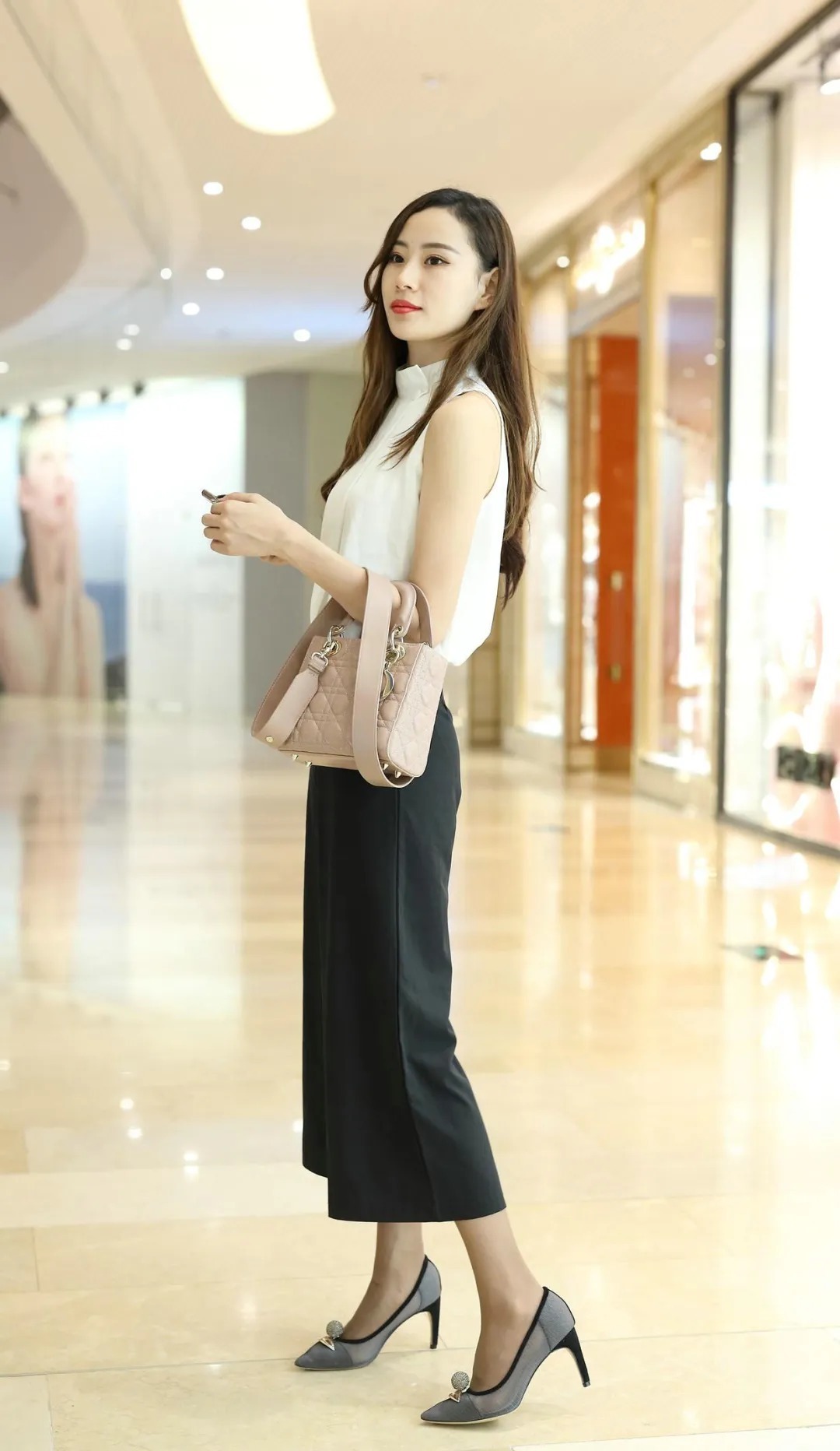 美女 淡雅脱俗的美女,白色休闲上衣搭配黑色长裤,气质优雅大方!