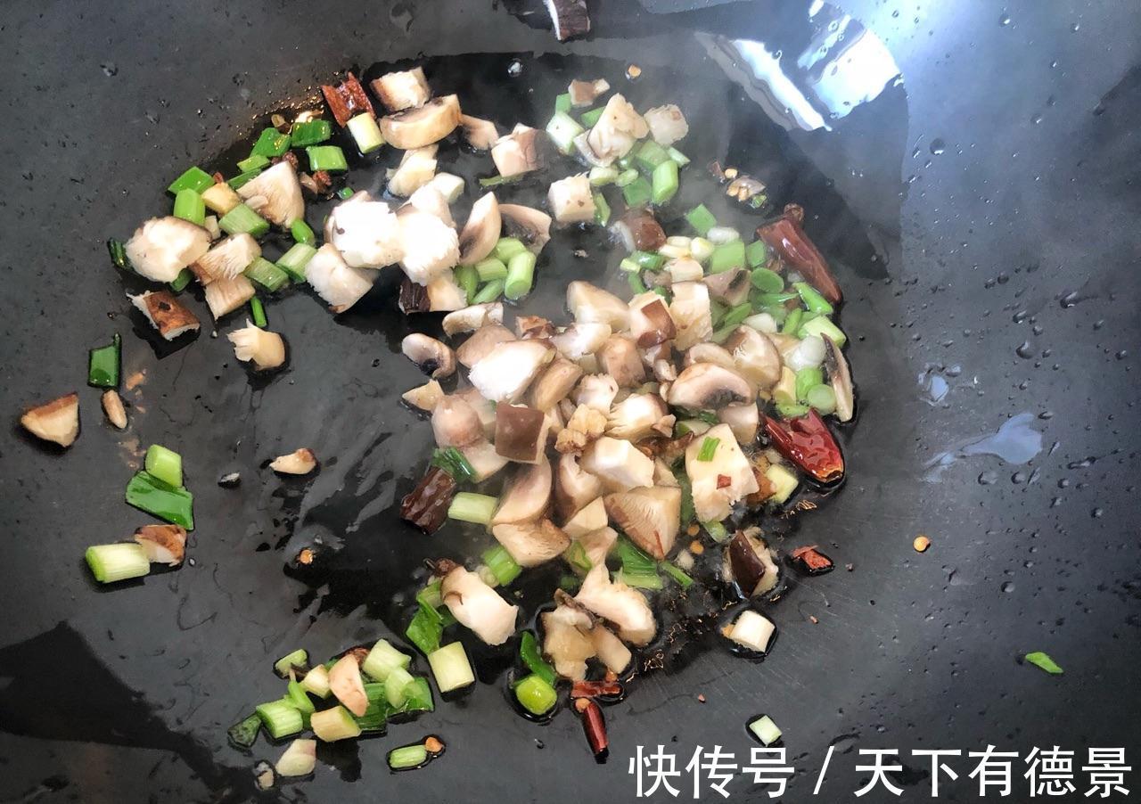 自制剪刀面，简单快手，吃起来有嚼头，口感顺滑