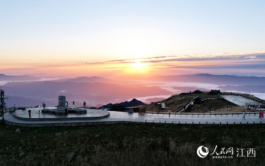 景观|江西萍乡武功山：云海瀑布胜景 宛若人间仙境