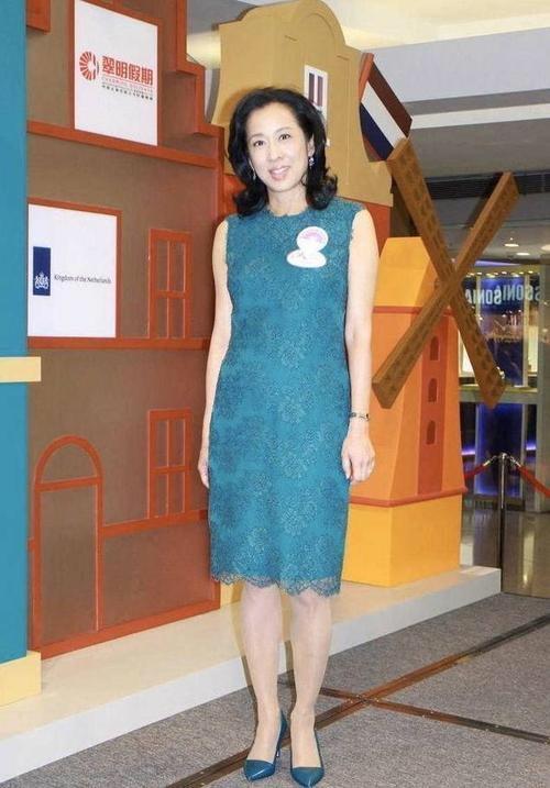 朱玲玲颜值高气质更高,穿无袖上衣搭配九分裤漂亮大气,身材傲人