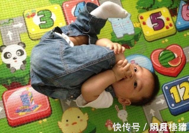 爸爸妈妈|4个月宝宝发现自己有jio，抱着玩很可爱，宝妈：可穿袜子费劲啊