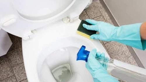 黄色|马桶上的黄色污垢该怎清洗？听保洁阿姨一说，懊悔没早知道