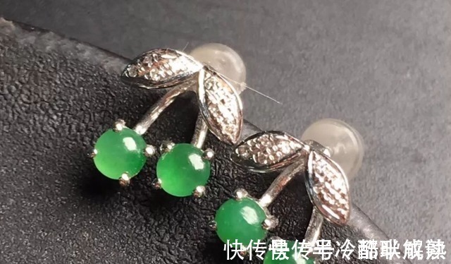 翡翠 女士选择翡翠耳饰也有讲究,买到适合自己的耳环,可修饰脸型!
