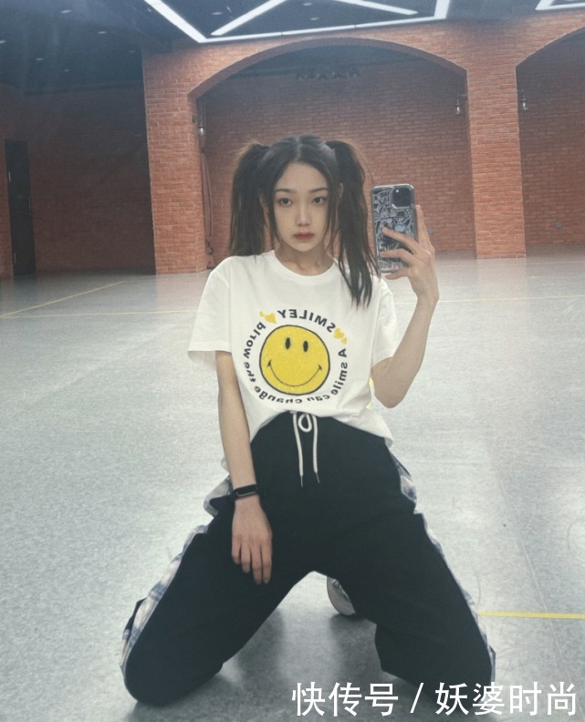 希林娜依·高 希林娜依?高太懂得如何吸引男粉,顶着“禁欲脸”穿三分裤,谁看谁心动