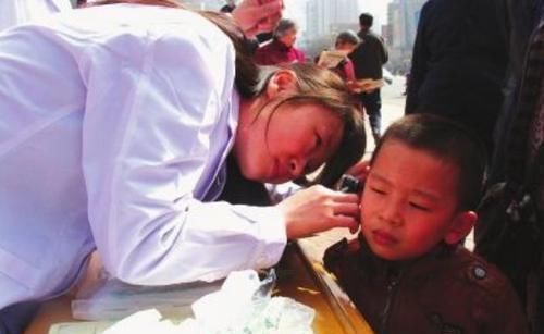 床头|男孩半夜“耳朵疼”,宝妈拿灯一照慌忙送医,这些东西别放床头了