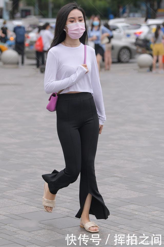 白色上衣搭配黑色长裤,时尚又好看,简单款式也有不一样的美