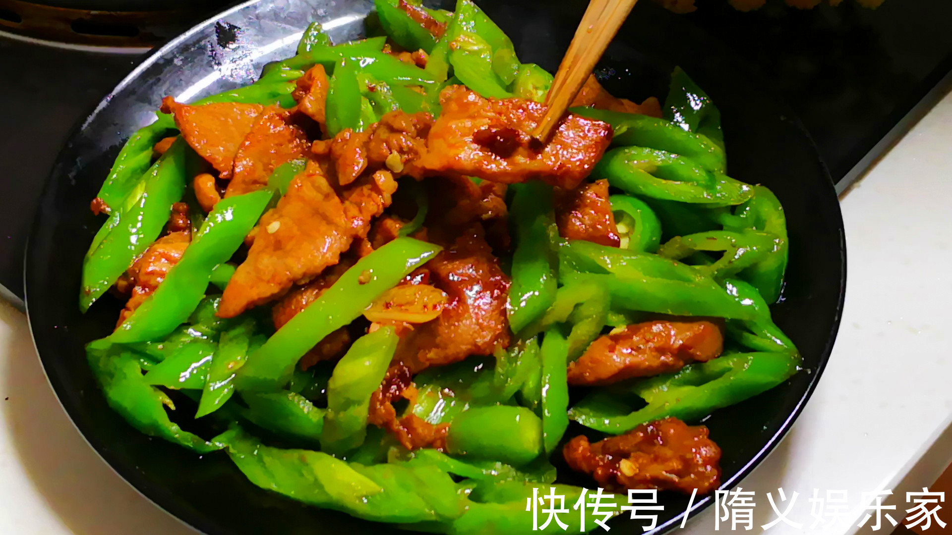 做辣椒炒肉，到底先炒辣椒还是先炒肉大厨牢记2点，香而不呛