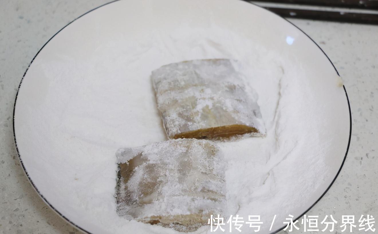 煎鱼|不管煎什么鱼，切忌直接下锅，学会这1招，鱼肉不破不粘锅