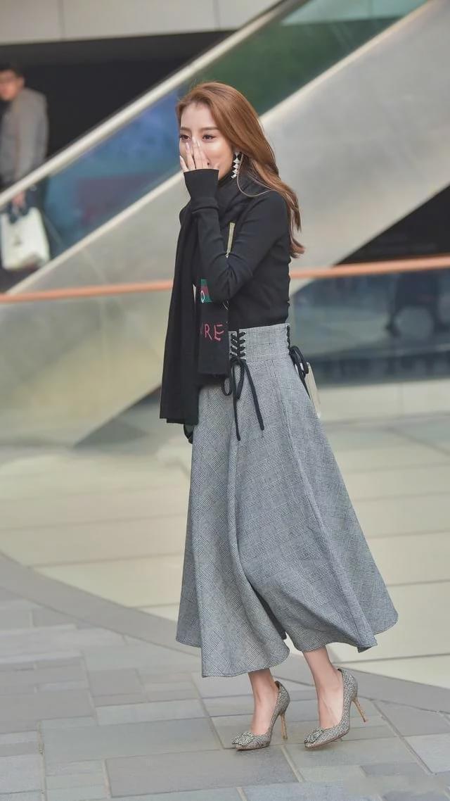 黑色针织长袖, 搭配灰色A字半身裙, 小姐姐颜值和身材双双在线