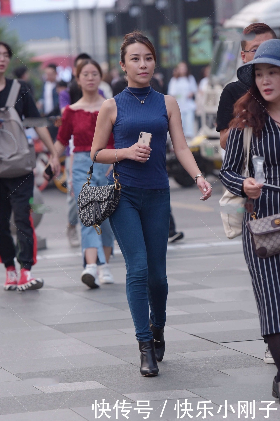 修长|修身牛仔裤的魅力，秀出修长美腿的同时，又更有时尚感
