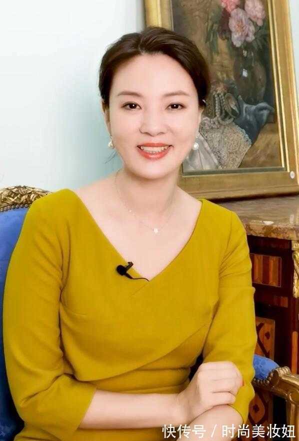 穿搭|刘芳菲不愧是央视“气质”主持,穿黄色连衣裙端庄优雅,太漂亮了
