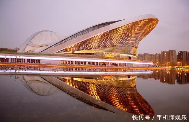 成都:露天音乐公园主场馆夜景迷人