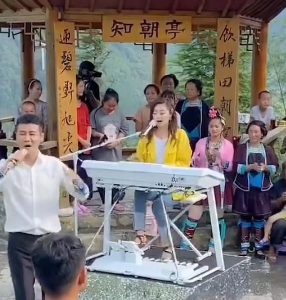 玖月奇迹离婚再添证据,演出现场男方却换人,王小玮摘婚戒