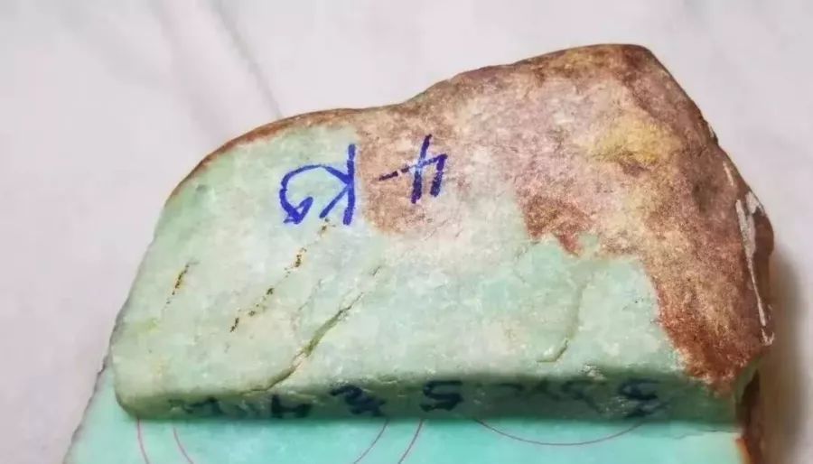 朋友早市4800买的翡翠原石,竟切出5条果绿手镯,笑得合不拢嘴!