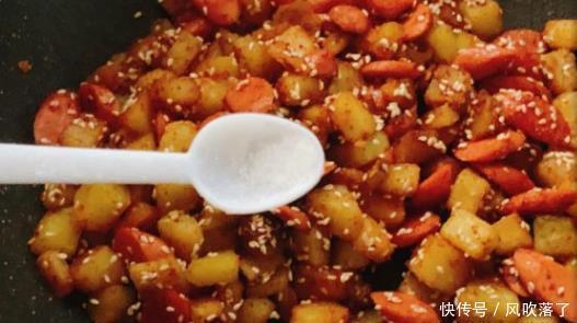 秒杀烧烤摊，香辣过瘾的孜然火腿土豆丁，超级过瘾，解馋下饭