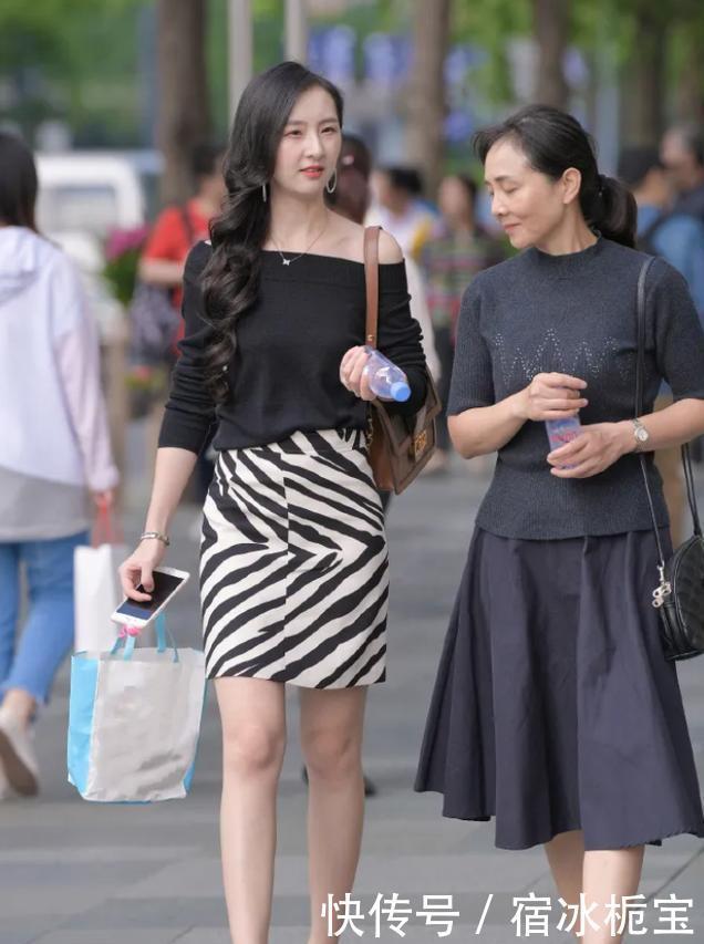 黑白格纹裙,搭斜肩上衣,穿出中年女士的时尚美