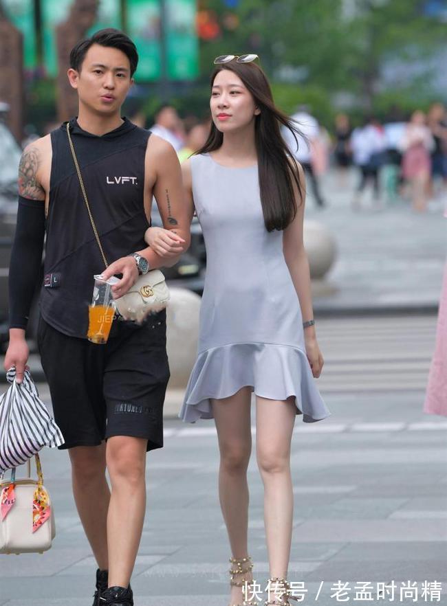 小姐姐|街拍美女:年轻漂亮的女生轻熟风穿搭,俏皮又可爱