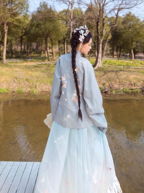 最近流行一种“初恋风”汉服，温柔又清新，直男看了也心动
