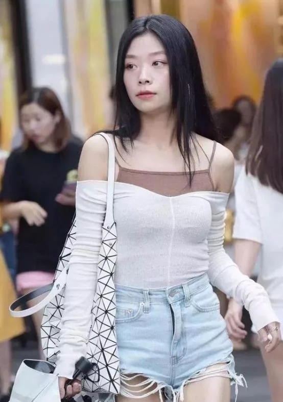 长发披肩|长发披肩的小美女,红色吊带长裙,展现出窈窕身姿