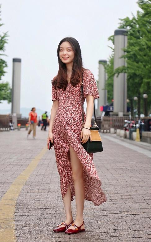 开叉|美女身穿短袖连衣裙，脚踩一双红色平底鞋，简直美翻天了