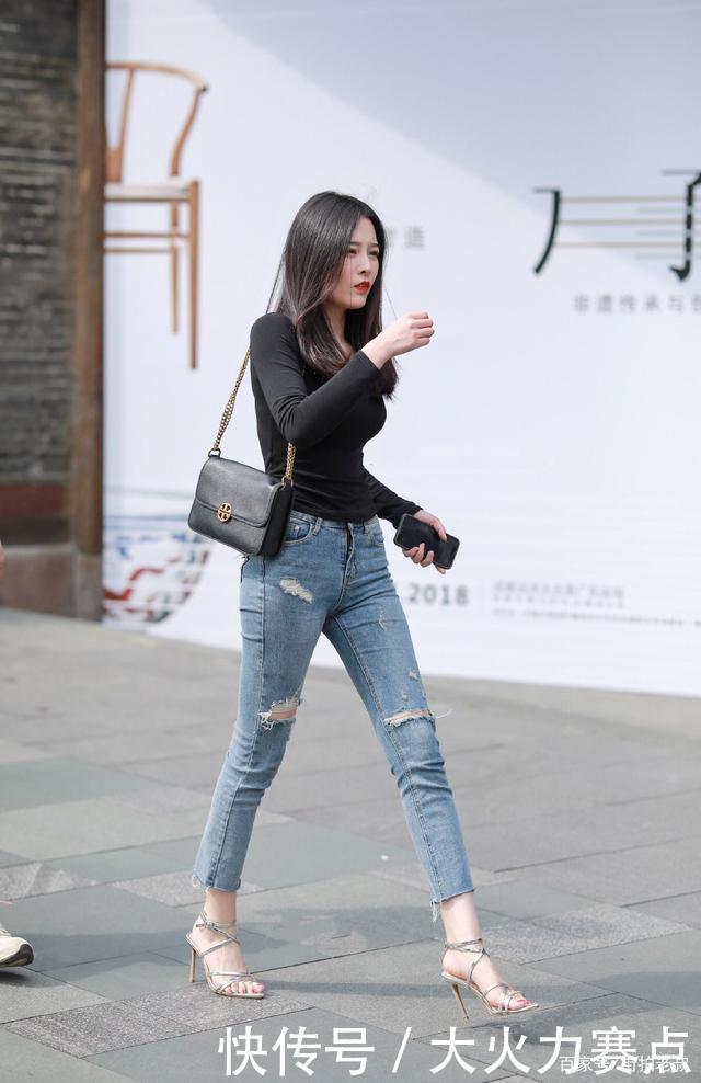 不知道破洞牛仔裤搭配什么上衣的要注意了,你错过了一种新时尚