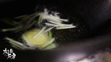 虾头别扔掉!变废为宝就2步,色香味浓金黄诱人