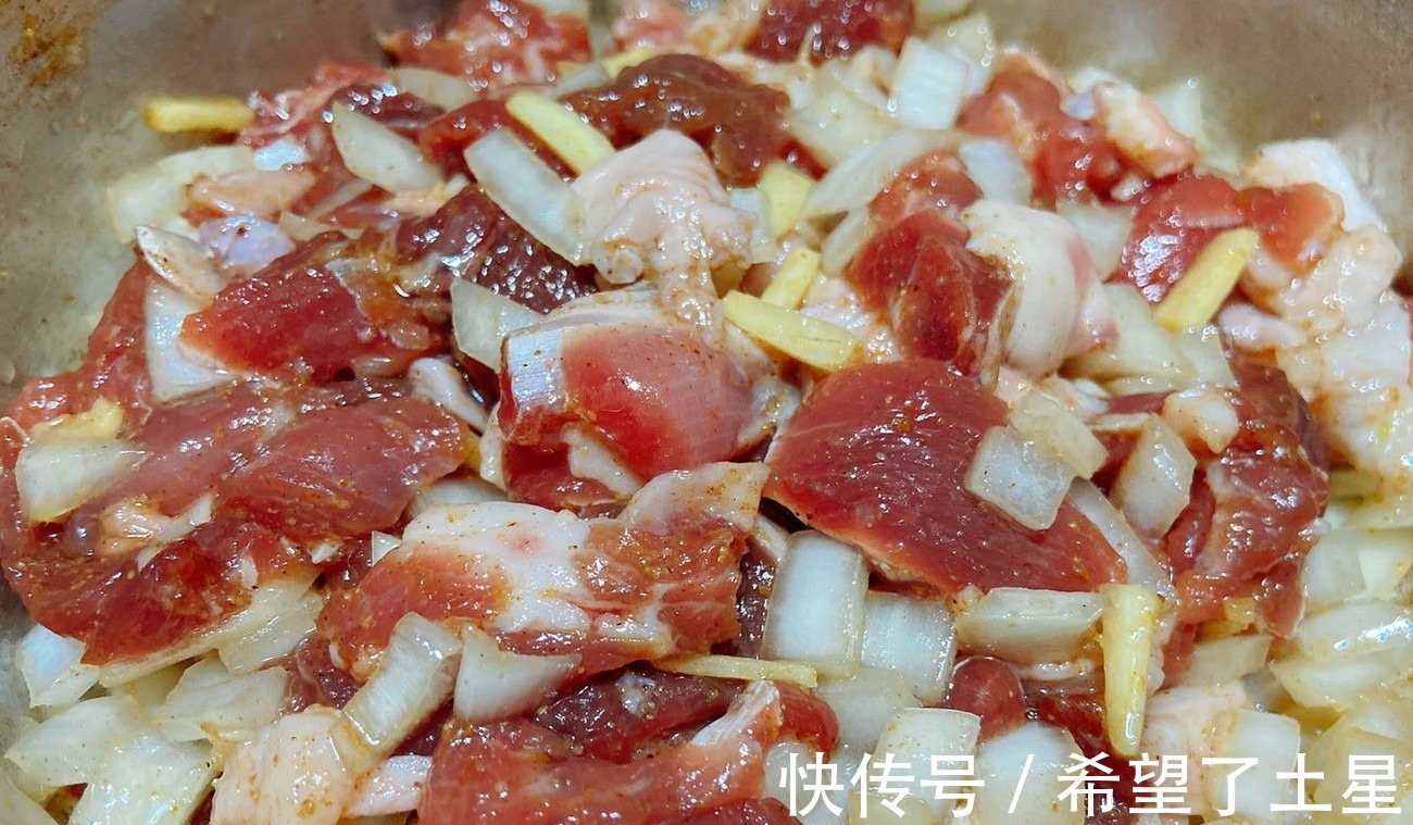 鲜嫩|夜市的羊肉串为啥好吃原来腌肉是关键，做对了肉质鲜嫩，真香！