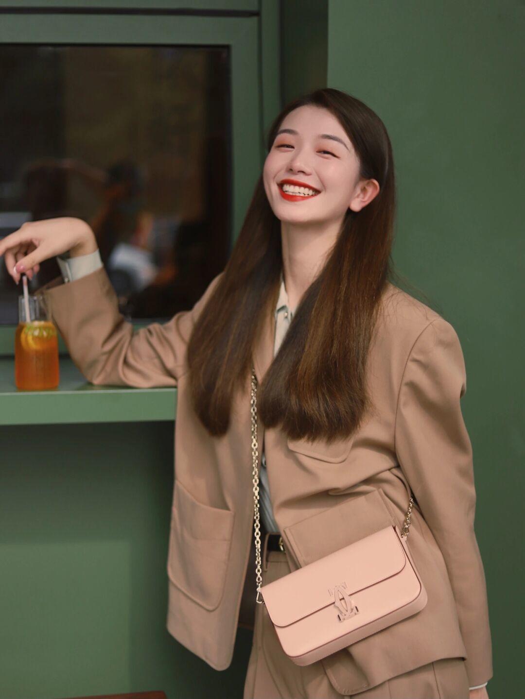 马甲+|小个子早秋穿搭指南！马甲+衬衫搭配休闲裤，穿起来少女感满分